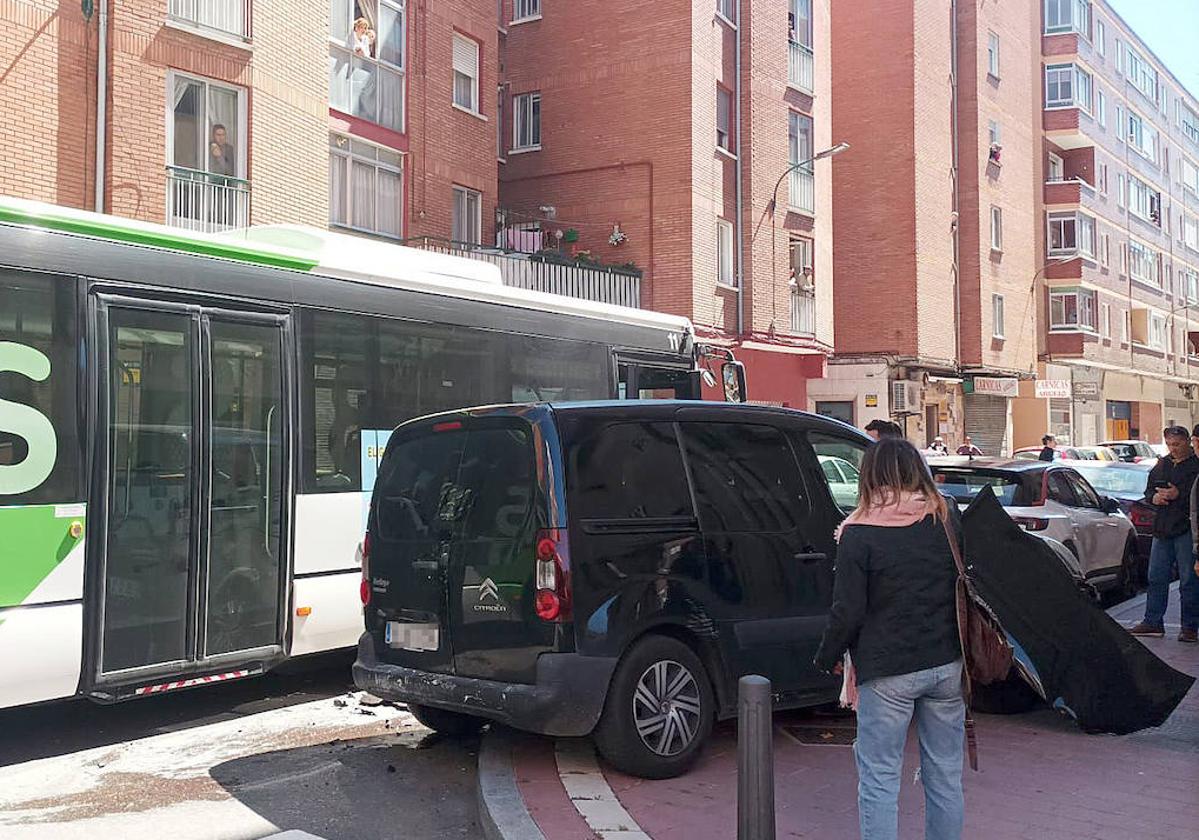 Valladolid Aparatosa Colisi N Entre Un Autob S De Auvasa Y Una